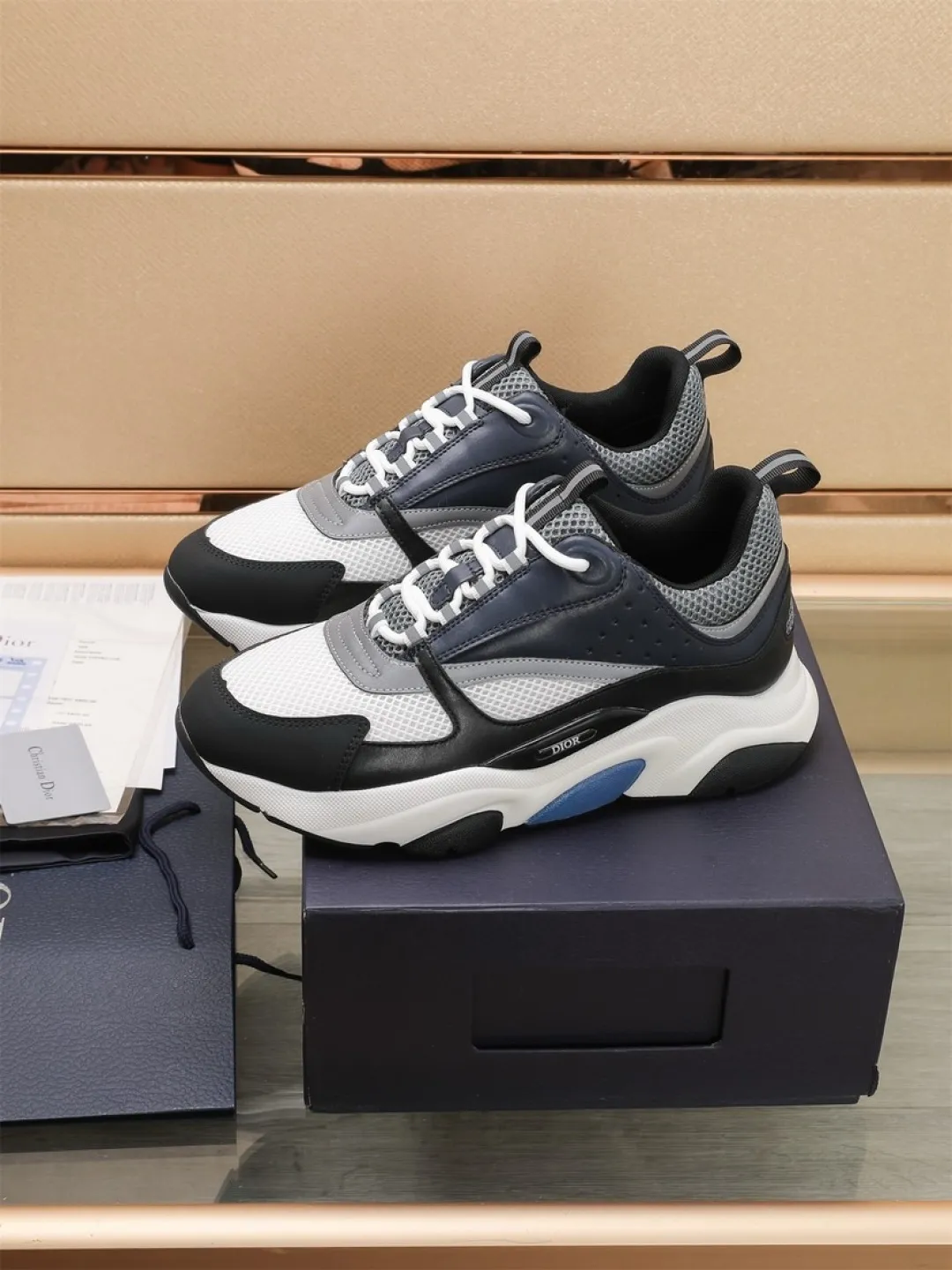 Men's shoes 💰P460💰【Dior】Dior✨ is online at the same time👏 This casual sneaker is a new product in the series and continues Di*r's classic style. The upper is made of original mesh and cow leather, with a two-color textured outsole, and the brand's iconic details on the rear collar and heel to enhance the style. Fashionable and versatile. Wear it with jeans or slacks for a casual look. Size: 38-44 (45 customized)